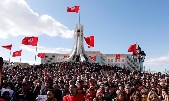 Miles de profesores se manifiestan en Túnez
