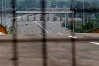 Militares venezolanos bloquean un puente en la frontera con Colombia para impedir la llegada de ayuda humanitaria