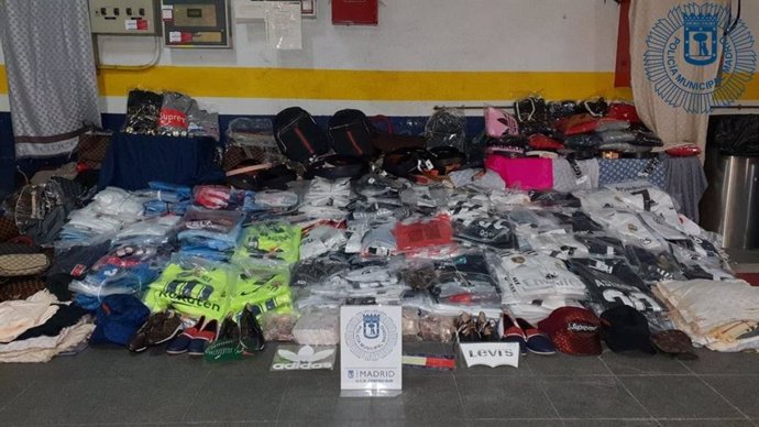 Dos detenidos por falsificar más de 9.000 artículos de lujo en el distrito Centr