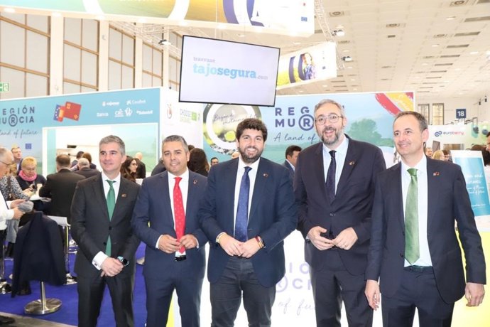 Víctor Martínez, segundo por la derecha, en Fruit Logistica