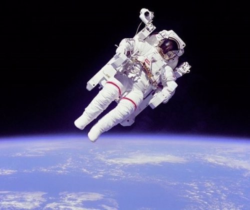 Bruce McCandless en el primer paseo espacial libre