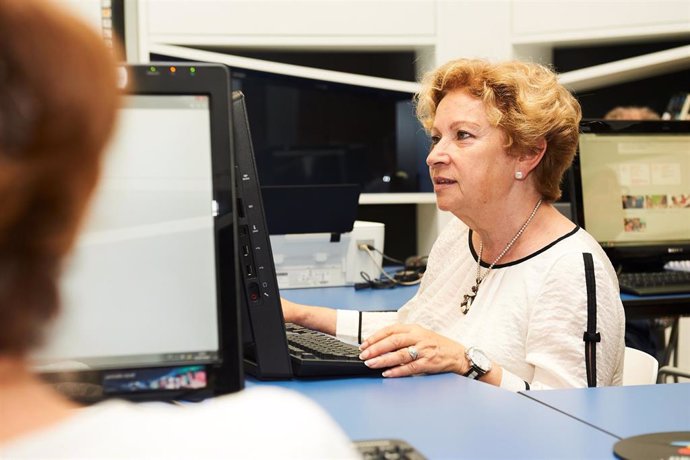 Mujer participa en un taller de informática en un EspacioCaixa