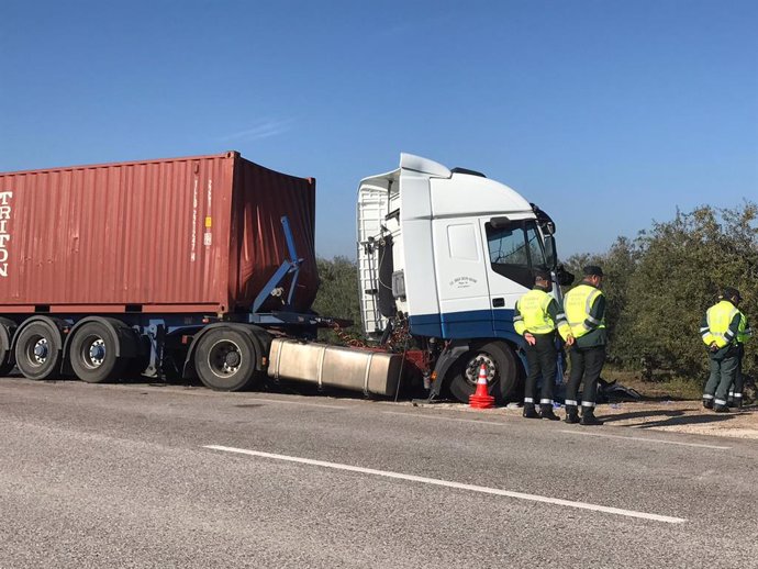 Camión implicado en el accidente con cinco fallecidos en Arahal (Sevilla)