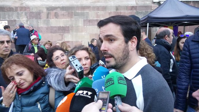 Alberto Garzón atiende a los medios en el aniversario de La Desbandá