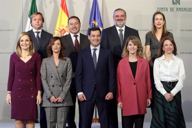 Juanma Moreno junto a los ocho delegados del Gobierno andaluz
