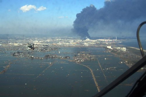 Helicóptero de rescate tras el tsunami que afectó a Japón en 2011