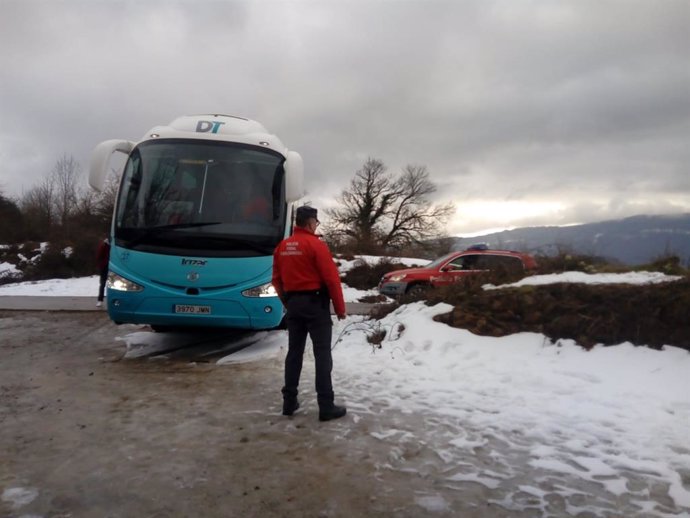 Un autobús se queda atascado en la nieve al intentar acceder a San Miguel de Ara