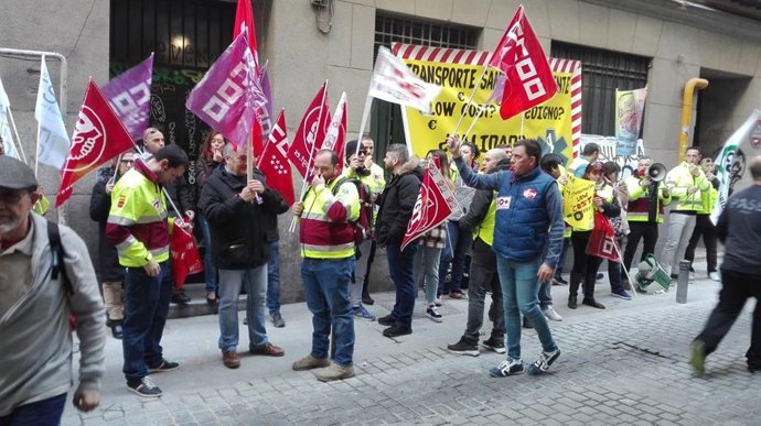 Técnicos del SUMMA 112 se concentran frente a la Consejería de Sanidad de la Com