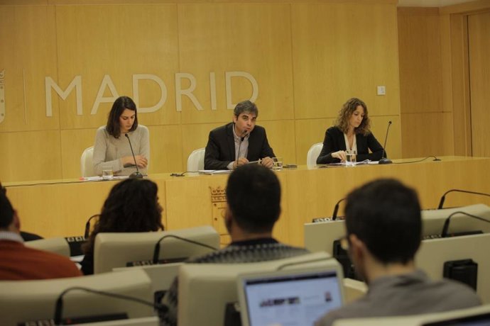 La portavoz del Ayuntamiento de Madrid, Rita Maestre, y el delegado de Economía,