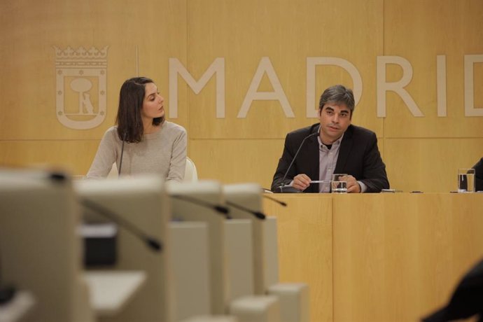 La portavoz del Ayuntamiento de Madrid, Rita Maestre, y el delegado de Economía,
