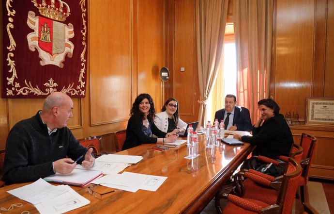 Reunión de la Mesa de las Cortes para abordar la modificación del Consejo de FP