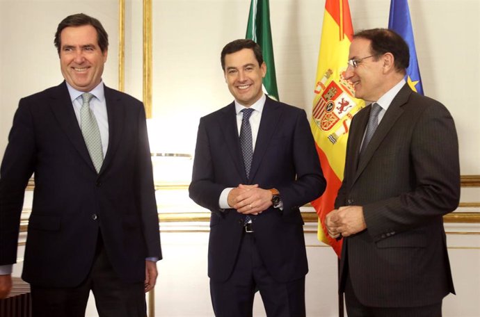 Juanma Moreno, se reúne con los presidentes de la CEOE  y de la CEA