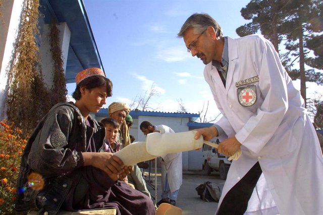 Médico prótesis niño Afganistán