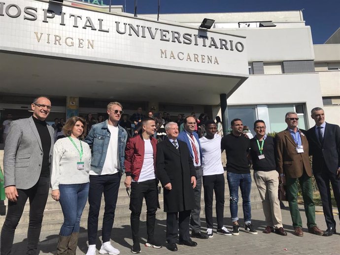 Jugadores del Sevilla Fútbol Club visitan el Hospital Virgen de Macarena