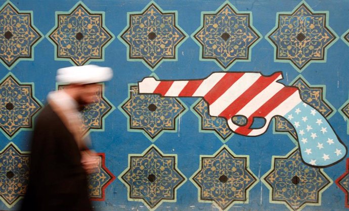 Un clérigo junto a la antigua Embajada de EEUU en Teherán