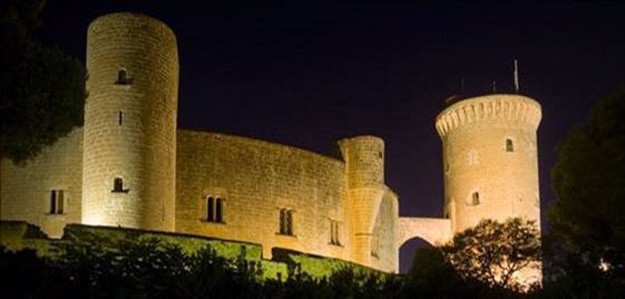 Castell de Bellver de noche iluminado