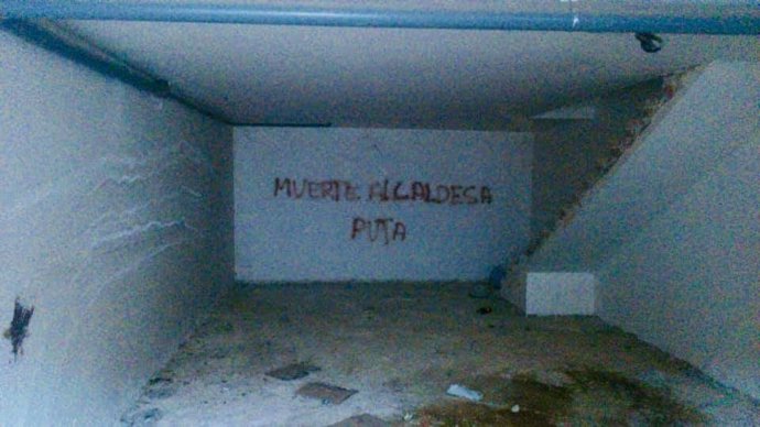 Pintadas contra la alcaldesa de benaoján socialista soraya garcía mesa psoe insu