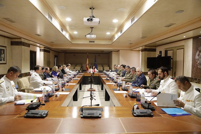 La ministra de Defensa, Margarita Robles, con las asociaciones de militares