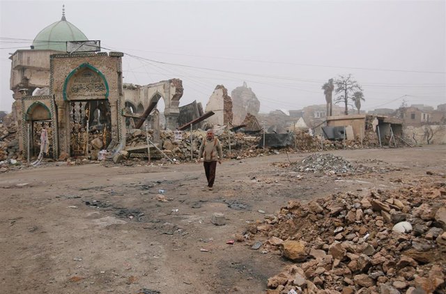 Un hombre junto a la antigua Gran Mezquita al Nuri en Mosul