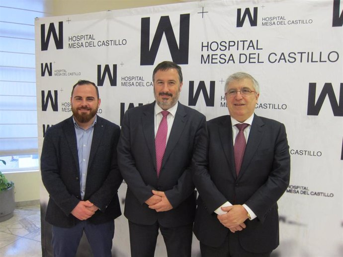 De izquierda a derecha, el doctor José Manuel Moreno; el director del Hospital M