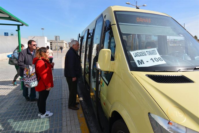 Autobús de la primera lanzadera de Tomares hacia el metro