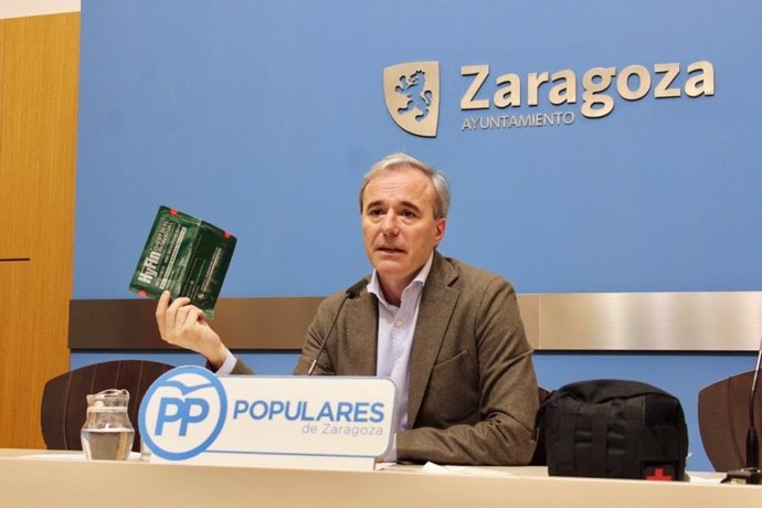 Jorge Azcón (PP), en rueda de prensa este jueves en el Ayuntamiento