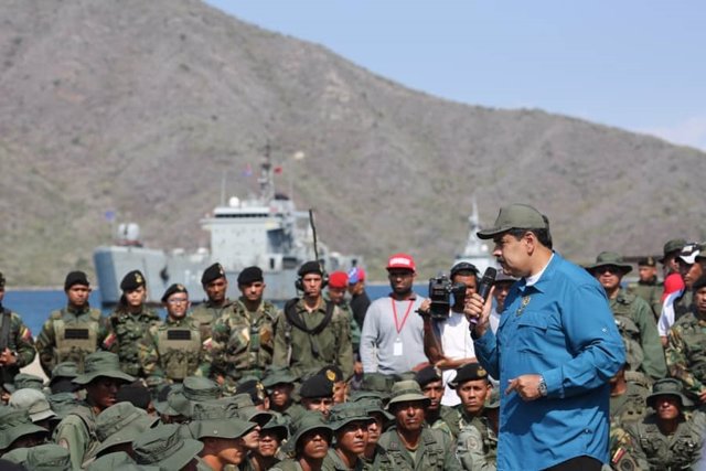 El presidente de Venezuela, Nicolás Maduro, con militares