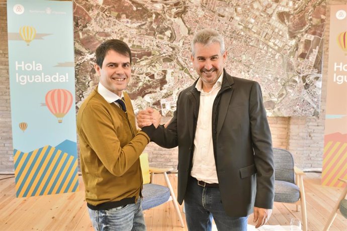 El alcalde de Igualada, Marc Castells, y el director general de Airbnb Marketing