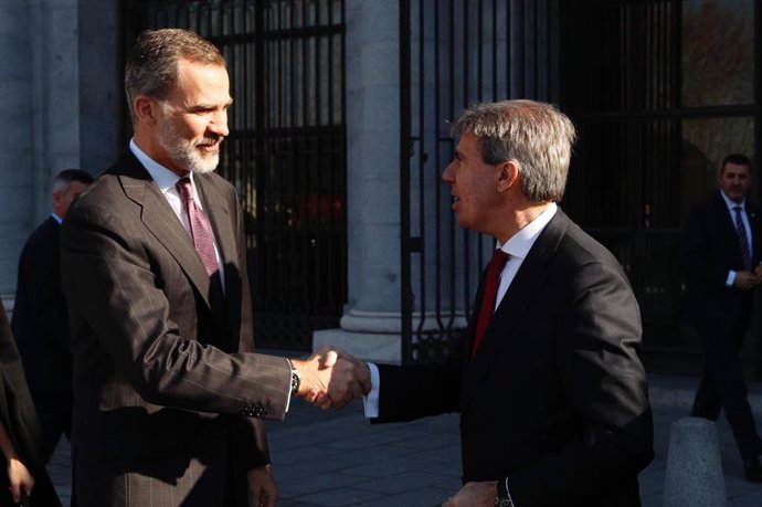 El presidente de la Comunidad, Ángel Garrido, saluda al Rey Felipe VI
