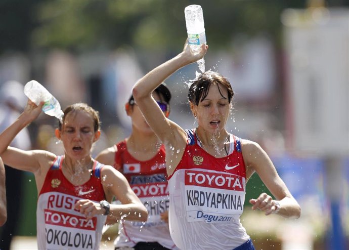 Vera Sokolova (L) and her teammate Anisya Kirdyapkina (R) of Russia