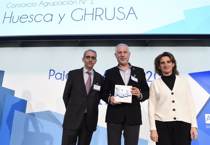 Fernando Gállego ha recogido el premio de ASPAPEL de manos de la ministra