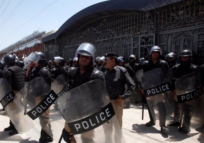 Policía desplegada ante las protestas contra la unificación de las FATA y Jíber 