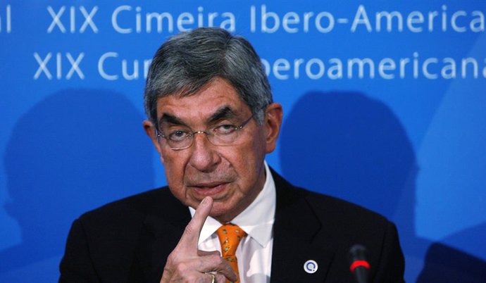 Costa Rica President Oscar Arias answers a question during a news conference at