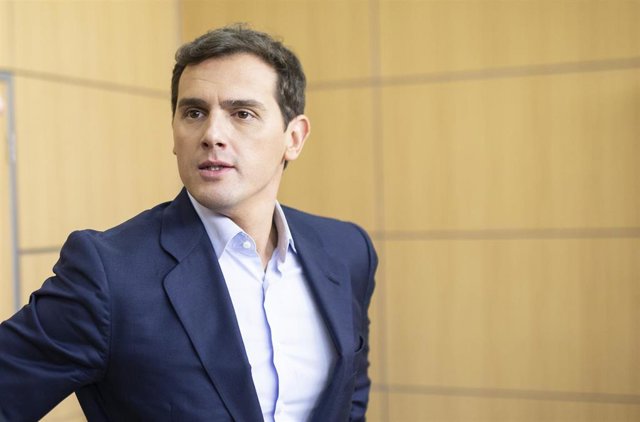Albert Rivera, atiende a los medios antes de una reunión con la Confederación de
