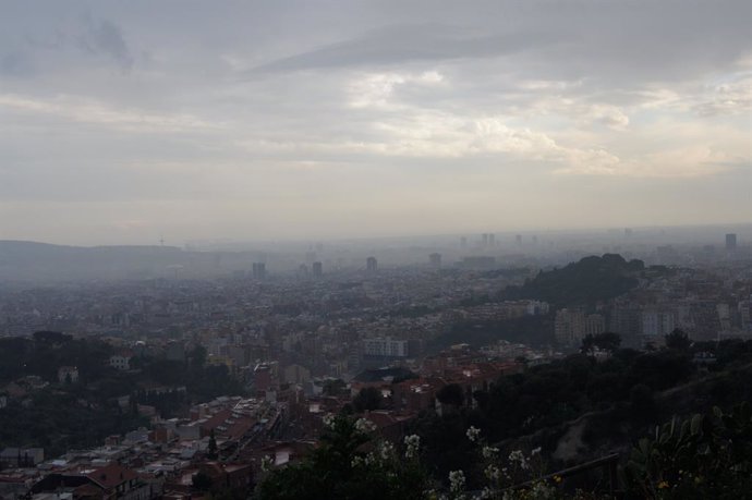 Vista aria de Barcelona amb contaminació