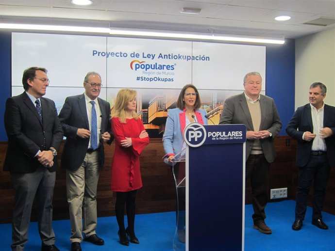 Isabel Borrego, En El Cento, Junto Al Resto De Parlamentarios