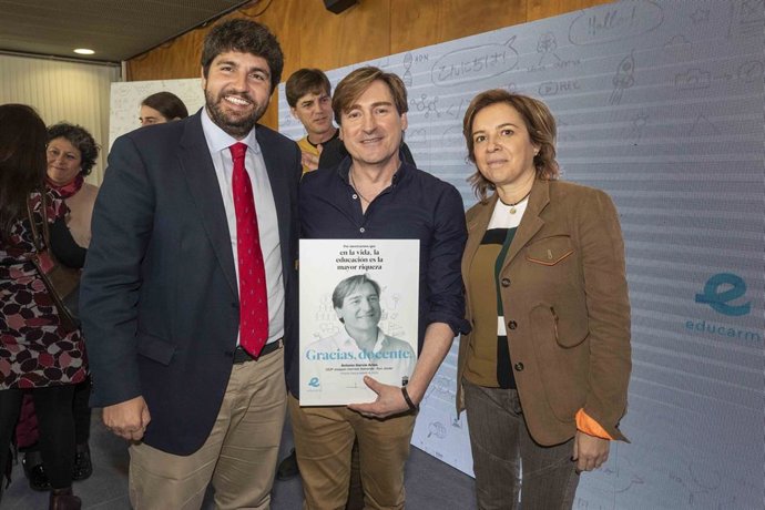 López Miras clausura el acto de reconocimiento a la labor de 16 docentes premiad