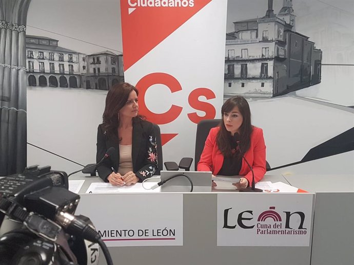 Ana Carlota Amigo y Gemma Villarroel durante su comparecencia de prensa.