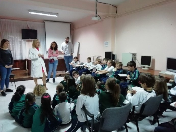 Visita de escolares al centro de salud Virgen de la Capilla