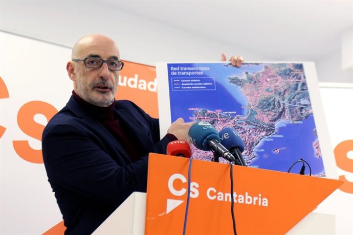 Félix Alvarez muestra un mapa del corredor atlántico