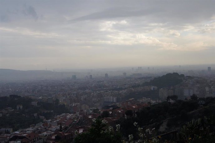 Vista aérea de Barcelona con contaminación