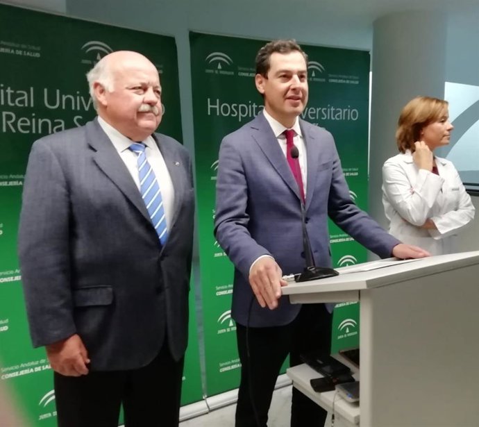 Jesús Aguirre (izda.), en un reciente acto con Juanma Moreno en el Hospital Rein