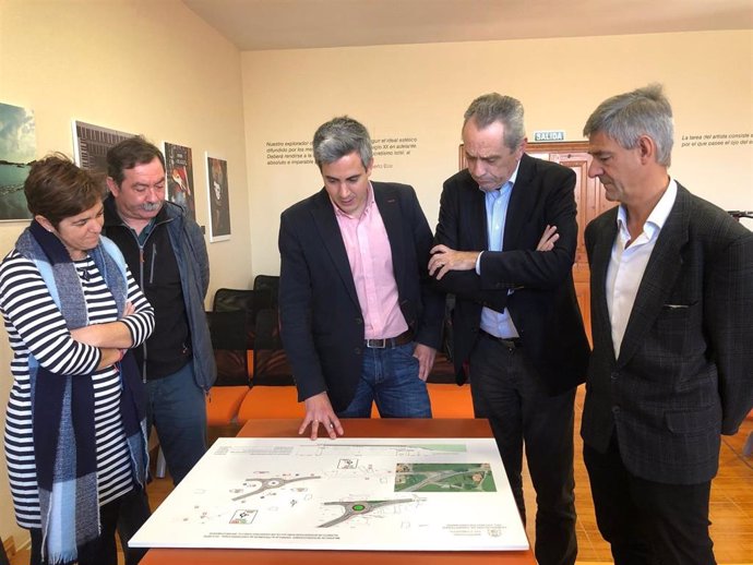 Pablo Zuloaga presenta al alcalde de Liérganes, Santiago Rego, el proyecto de la
