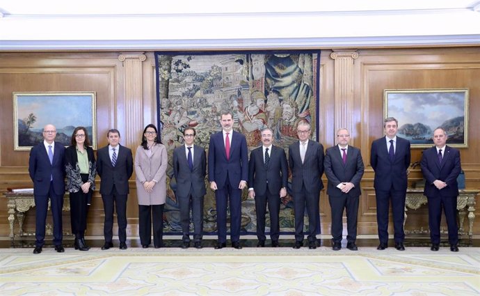 El Rey Felipe VI con miembros del nuevo consejo de administración de Fira de Bar