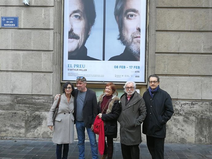 La directora Silvia Munt y el elenco de 'El Preu'