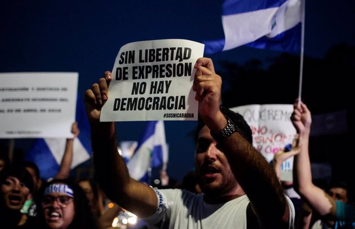 Manifestante en Nicaragua con cartel Sin libertad de expresión no hay democracia