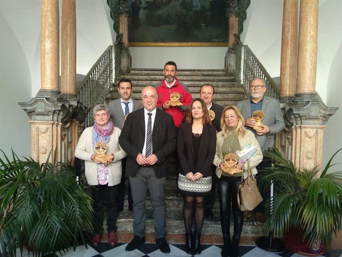 Ruiz y Guijarro (centro), junto a los galardonados