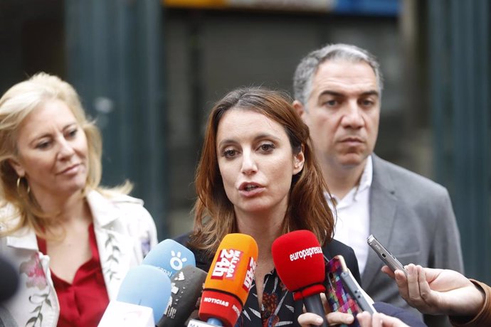 La vicesecretaria de Estudios y Programas del PP, Andrea Levy, atiende a los med