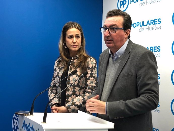La delegada del Gobierno andaluz y el presidente del PP de Huelva