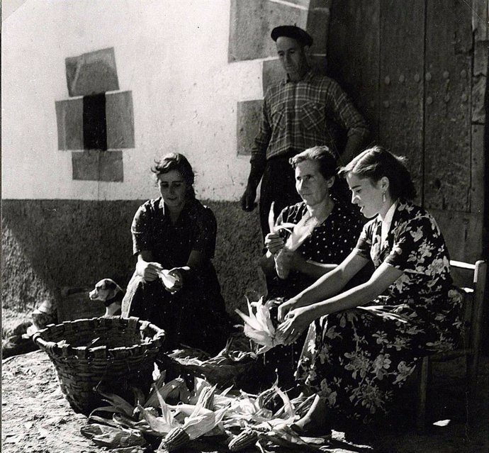 Imagen de un grupo de mujeres desgranando maíz